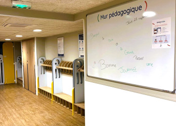 Mur pédagogique dans l'accueil de la crèche Babilou Nanterre Bouvets