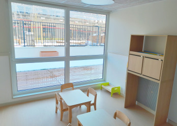 Pôle lecture au sein de la crèche Babilou Poissy Paix