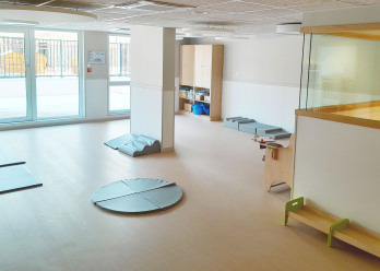 Salle d'éveil au sein de la crèche Babilou Poissy Paix