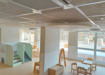 Salle d'éveil avec jeux de la crèche de Poissy Paix