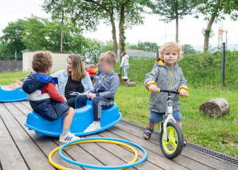 Enfants jouant dans l'espace extérieur de la crèche Babilou de Chateaubourg Cugnot