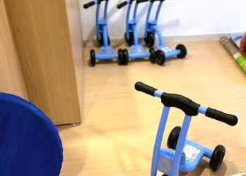 Des trottinettes à trois roues en libre disposition au sein de la crèche Babilou de Choisy-le-Roi Blanqui