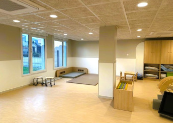 Vue d'ensemble de l'espace d'éveil de la crèche Babilou de Choisy-le-Roi Blanqui