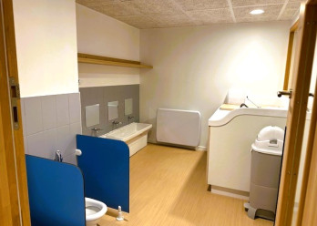 Vue d'ensemble des sanitaires au sein de la crèche Babilou de Choisy-le-Roi Blanqui