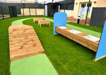 Structures en bois dans le jardin de la crèche Babilou de Choisy-le-Roi Blanqui