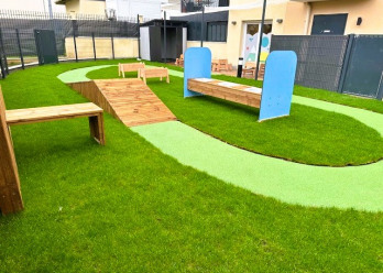 Pelouse et parcours de motricité dans le jardin de la crèche Babilou de Choisy-le-Roi Blanqui