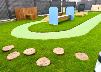 Divers éléments du parcours d'éveil dans le jardin de la crèche Babilou de Choisy-le-Roi Blanqui