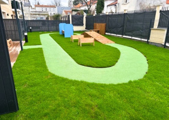 Vue d'ensemble du parcours de motricité dans le jardin de la crèche Babilou de Choisy-le-Roi Blanqui