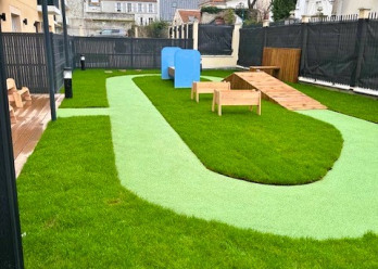 Piste du parcours de motricité dans le jardin extérieur de la crèche Babilou de Choisy-le-Roi Blanqui