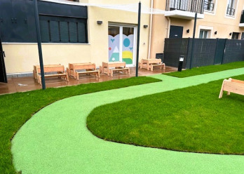 Vue du jardin et de la terrasse de la crèche Babilou de Choisy-le-Roi Blanqui