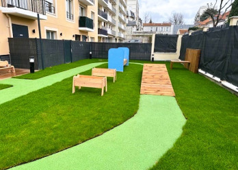 Piste du parcours de motricité et structures en bois au sein de la crèche Babilou de Choisy-le-Roi Blanqui