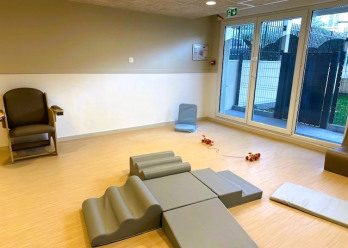 Espace d'éveil avec structures en mousse au sein de la crèche Babilou de Choisy-le-Roi Blanqui