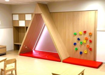 Mur d'activité au sein de la crèche Babilou de Choisy-le-Roi Blanqui