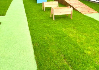 Parcours de motricité dans le jardin de la crèche Babilou de Choisy-le-Roi Blanqui