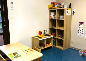 Grand pièce avec jouets et une table dans la crèche Babilou Montpellier Club 7