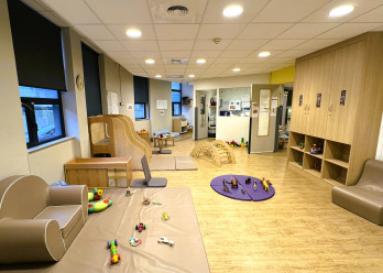Vue d'ensemble de l'espace d'éveil au sein de la crèche Babilou Lyon Favre