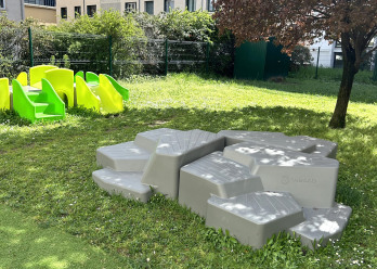 Espace de repos à l'ombre d'un arbre au sein de la crèche Babilou Lyon Favre