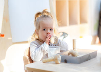 Petite fille faisant une activité motrice