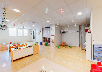 Salle d'éveil avec jeux de la crèche Babilou Saint-Priest Pic et Colegram