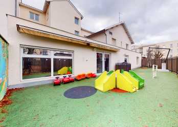 Jeux d'extérieur de la crèche Babilou Saint-Priest Pic et Colegram