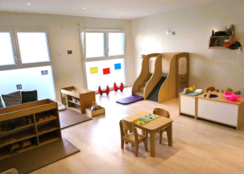 Pièce d'éveil lumineuse au sein de la crèche Esbly Aulnoyes.