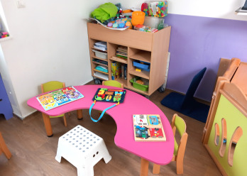Table et chaises pour enfants au sein de la crèche Babilou Eveux Eglise