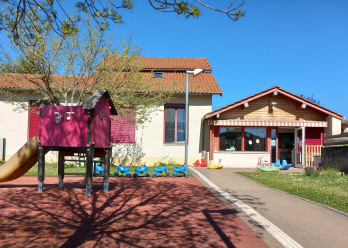 Esplanade de jeux en extérieur au sein de la micro-crèche Babilou Eveux Eglise