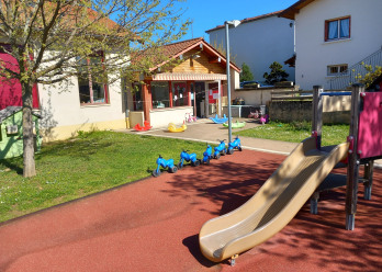 Toboggan dans le jardin de la micro-crèche Babilou Eveux Eglise