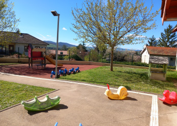 Jeux d'extérieur à la micro-crèche Babilou Eveux Eglise