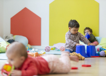 Groupe d'enfants jouant dans un espace d'éveil au sein de la micro-crèche Babilou Capinghem Mandela