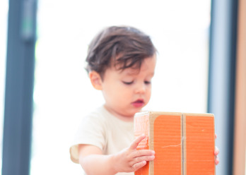 Enfants jouant avec des briques en carton