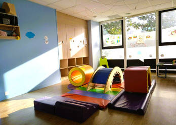 Espace baigné de lumière avec jeux de motricité au sein de la crèche Babilou Grenoble Schuman