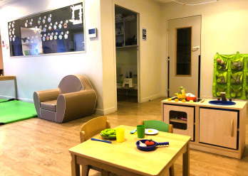 Jeux d'imitation et fauteuil au sein de la crèche Babilou Grenoble Schuman