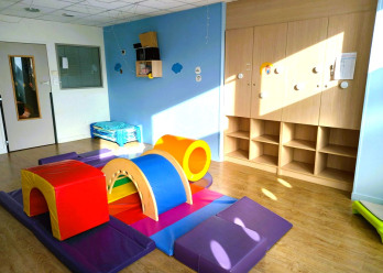 Espace de jeux de motricité au sein d'un espace baigné de soleil au sein de la crèche Babilou Grenoble Schuman