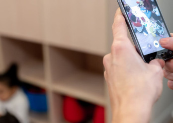 Personne prenant une photo d'un groupe d'enfants au sein d'une crèche Babilou
