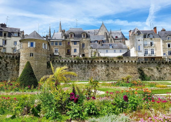 la ville de Vannes et ses remparts sous le soleil