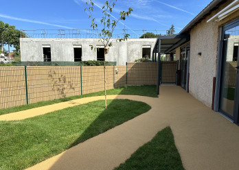 Espace extérieur de la crèche Babilou Cahors 7e Régiment