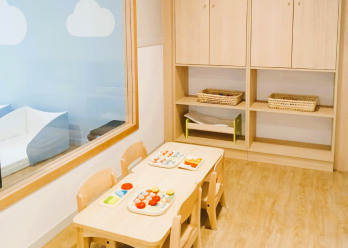 Espace déjeuner au sein de la crèche Babilou Nogent Sémard