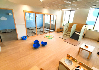 Espace de vie intérieur de la crèche Babilou Clamart Serpis