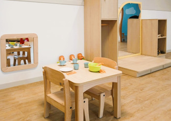Table et chaises en bois au sein de la crèche Babilou Nogent Sémard