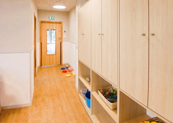 Couloir avec rangement au sein de la crèche Babilou Nogent Sémard