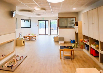 Salle d'activité avec des jouets au sein de la crèche Babilou Nogent Sémard
