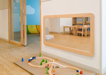 Circuit de voitures en bois dans la salle d'éveil au sein de la crèche Babilou Nogent Sémard