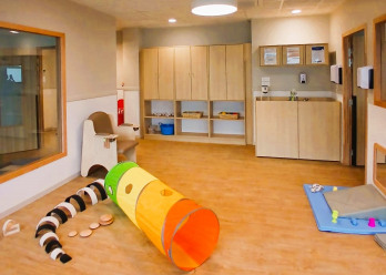 Différents jouets dans la salle d'activité au sein de la crèche Babilou Nogent Sémard