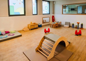 Jouet en bois et tapis d'éveil au sein de la crèche Babilou Nogent Sémard