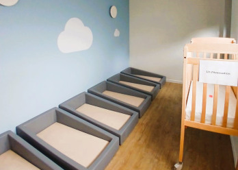 Différente vue des dortoirs au sein de la crèche Babilou Nogent Sémard