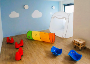 Tunnel et jouets à roulettes au sein de la crèche Babilou Nogent Sémard