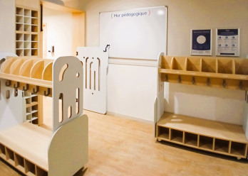 Entrée de la crèche avec porte-manteaux au sein de la crèche Babilou Nogent Sémard