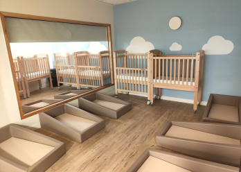 Dortoir avec lit pour enfant dans la Crèche Babilou Paris Alésia