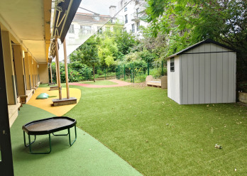 Jardin avec jouets au sein de la Crèche Babilou Paris Alésia